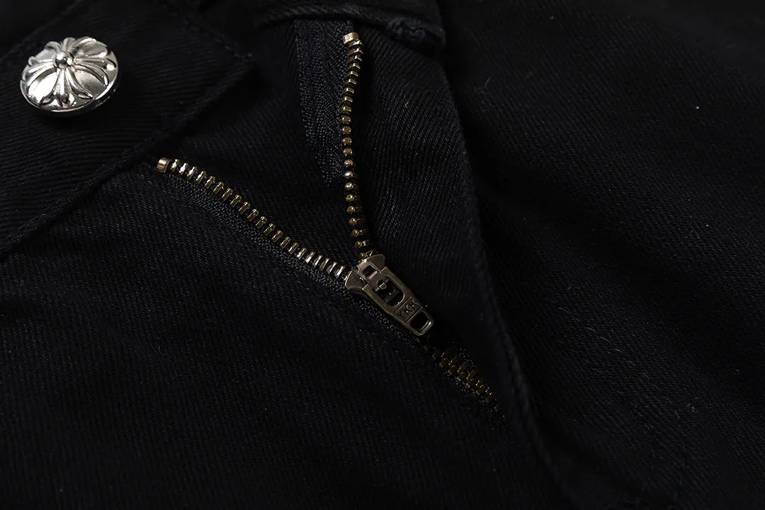 KE952#P230 The only correct leather label version on the market Chrome Hearts CH Cross embroidery distressed jeans Top ceiling quality 100% correct version The correct version is here!  Believe me this must be the best quality you will ever come across! ! Excellent value for money! !  Styles with different washes and textures are very friendly to people with thin legs and thick legs. The straight version is very flattering to the shape of the legs. The moderate length is timeless and easy to match. It is the basis of various styles and a must-have in the wardrobe! ! Add a little stacking to easily control the clean fit trend that has exploded this year. The fabric is stiff but also makes the upper body soft without losing texture. The sides and cuffs of some styles have a bone-wash effect. The vintage flavor pops up all at once. It’s really hard not to love it! ✅Correctly customize the Croxin metal leather label on the back panel. It is definitely not sold directly with the cross on the finished jeans. 1:1 copying strives for excellence and the details are perfectly grasped. ✅The cross leather label has clear and smooth routing. Exquisite turning and top-notch craftsmanship. ✅Buttons, zippers and hardware are all customized versions of the Croxin LOGO. ✅High-cost washing process.